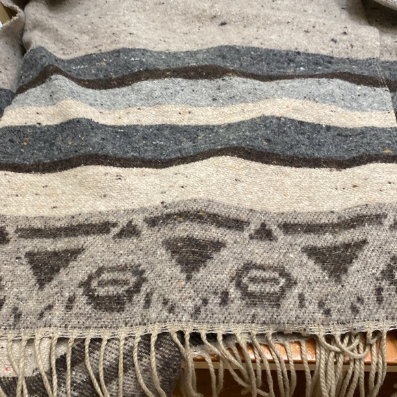 Italian Made Wool Blend Aztec Fringe Blanket Wrap - Picture 5 of 6
